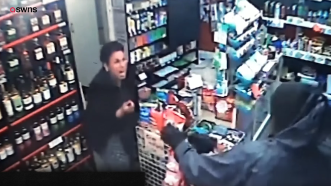 VIDEO: 'No te doy otra nomás" Valiente cajera hace huir a un ladrón armado