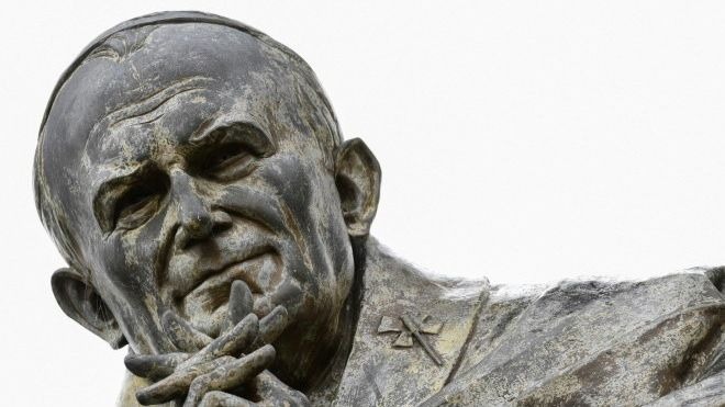 Una estatua de Juan Pablo II siembra la discordia en un pequeño pueblo francés
