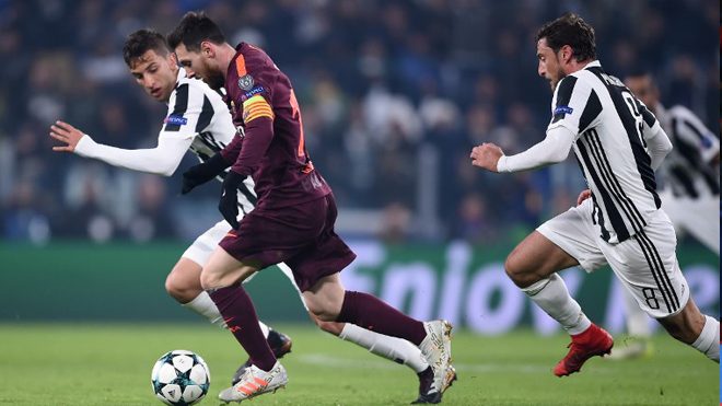 Barcelona's Argentinian forward Lionel Messi (C) vies with Juventus' midfielder from Uruguay Rodrigo Bentancur (L) during the UEFA Champions League Group D football match Juventus Barcelona on November 22, 2017 at the Juventus stadium in Turin. Barcelona advanced to the Champions League last 16 on Wednesday after clinching top spot in Group D following a 0-0 draw against Juventus in Turin. Filippo MONTEFORTE / AFP