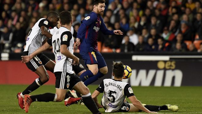 Barcelona's Argentinian forward Lionel Messi controls the ball in front of Valencia's Spanish defender Jose Luis Gaya Pena and Valencia's Brazilian defender Gabriel Paulista during the Spanish league football match Valencia CF and FC Barcelona at Mestalla stadium in Valencia on November 26,2017 JOSE JORDAN / AFP