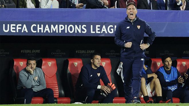 Sevilla's Argentinian coach Eduardo Berizzo gives instructions to his players on November 21, 2017 at the Ramon Sanchez Pizjuan stadium in Sevilla during the UEFA Champions League group E football match between Sevilla FC and Liverpool FC. CRISTINA QUICLER / AFP