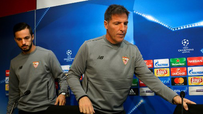 Sevilla's Argentinian coach Eduardo Berizzo (R) and Sevilla's midfielder Pablo Sarabia (L) arrive to give a press conference at Ramon Sanchez Pizjuan stadium in Sevilla on November 20, 2017 on the eve of the UEFA Champions League group E football match between Sevilla and Liverpool. CRISTINA QUICLER / AFP