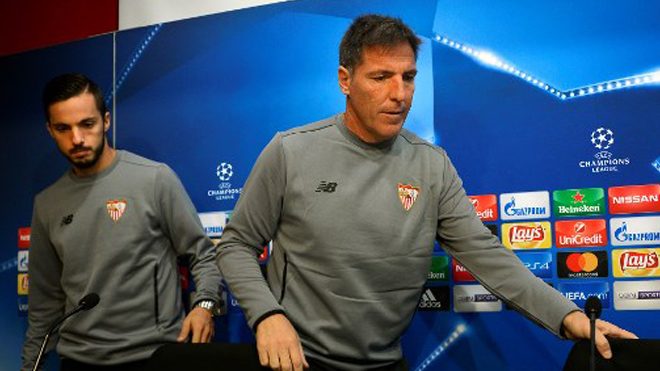 Sevilla's Argentinian coach Eduardo Berizzo (R) and Sevilla's midfielder Pablo Sarabia (L) arrive to give a press conference at Ramon Sanchez Pizjuan stadium in Sevilla on November 20, 2017 on the eve of the UEFA Champions League group E football match between Sevilla and Liverpool. CRISTINA QUICLER / AFP