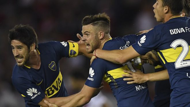 Boca Juniors' Uruguayan midfielder Nahitan Nandez (C) celebrates after scoring against River Plate during the Argentine derby match in the Superliga first division tournament at Monumental stadium in Buenos Aires, Argentina, on November 5, 2017. EITAN ABRAMOVICH / AFP