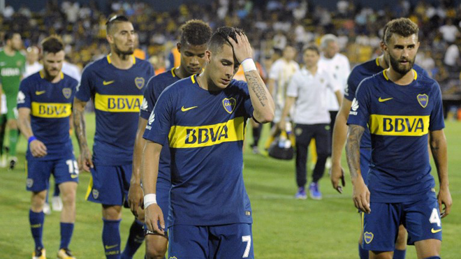 Boca Juniors' forward Cristian Pavon (C) gestures next to teammates while leaving the pitch at half time in their Argentina's Superliga first division football match against Rosario Central at Gigante de Arroyito stadium in Rosario, Santa Fe, on November 26, 2017. STRINGER / AFP