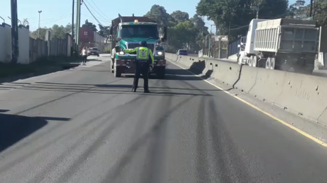 Agentes de PMT se salvan de ser atropellados por un camión que no respetó el alto