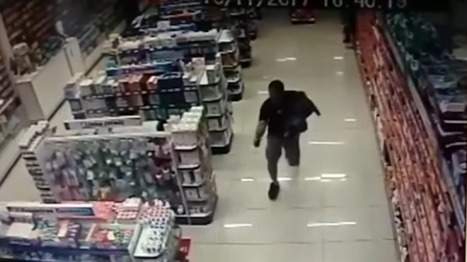 VIDEO: Policía con bebé en brazos repele asalto en una farmacia