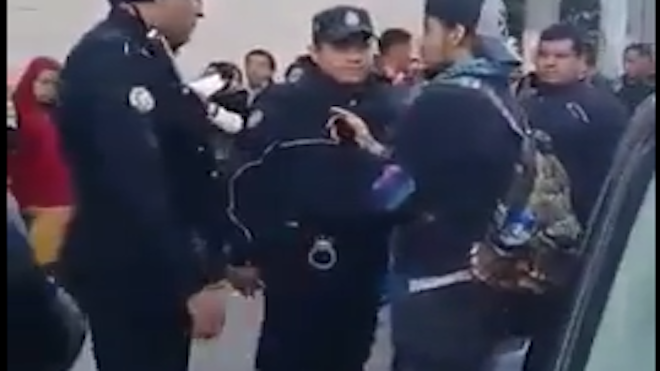 VIDEO: Vea cómo tramitadores intimidan a policías en migración