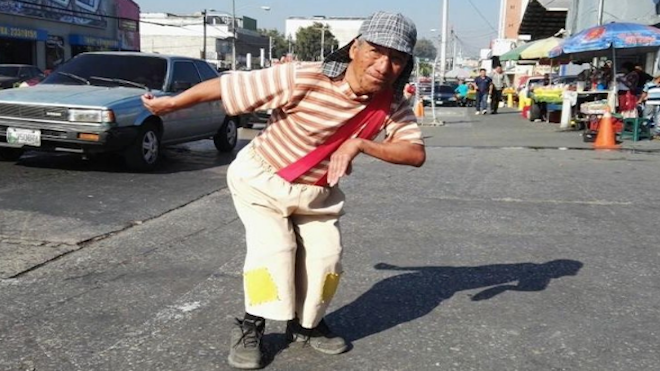 El padre que personifica al Chavo del 8 para ganar dinero y que su hijo siga estudiando