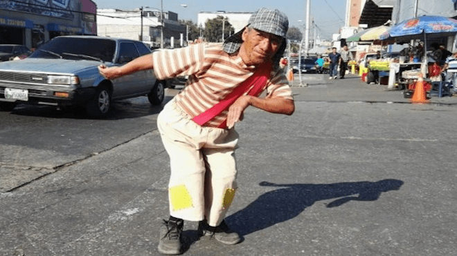 El padre que personifica al Chavo del 8 para ganar dinero y que su hijo siga estudiando