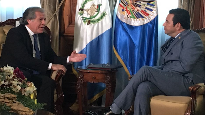 Jefe de OEA aborda desnutrición y corrupción con Jimmy Morales