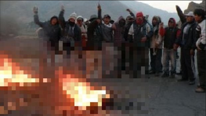 Queman a dos presuntos delincuentes, bajo "justicia comunitaria"