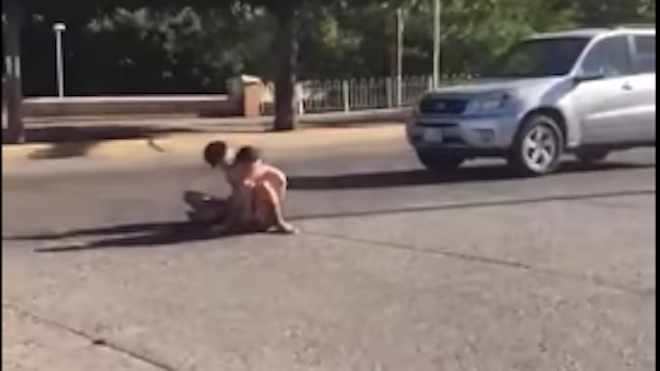 VIDEO: Desnudos y atados. Así humillan a supuestos ladrones