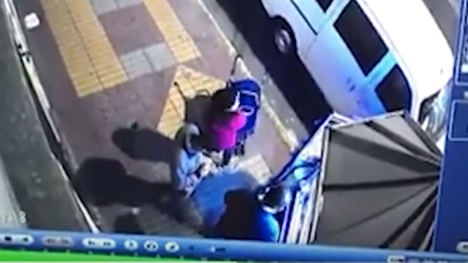 FUERTE VIDEO: Tira el carrito con el bebé de su rival antes de morir acuchillada junto a su esposo