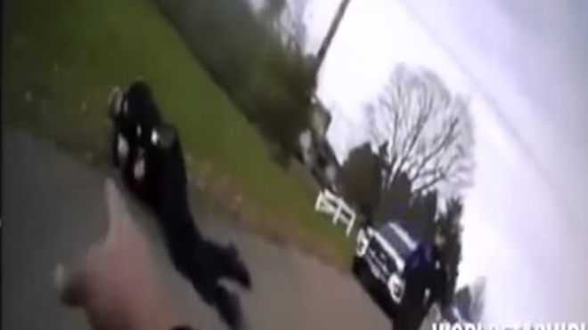 VIDEO: Policía ataca por error a su compañero con una pistola eléctrica