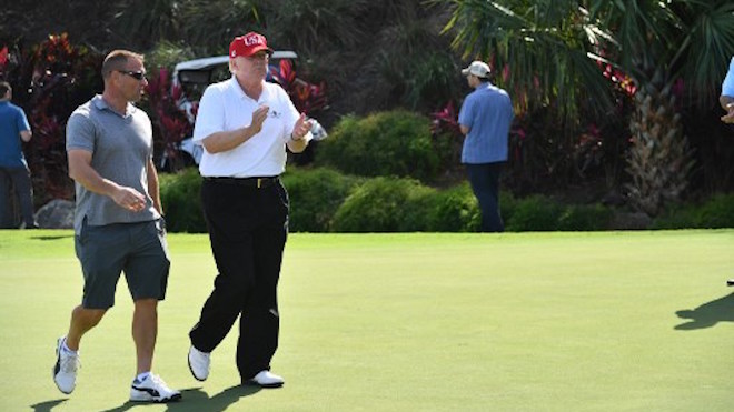 Golf, tuits y política, así son las vacaciones de Trump en Florida