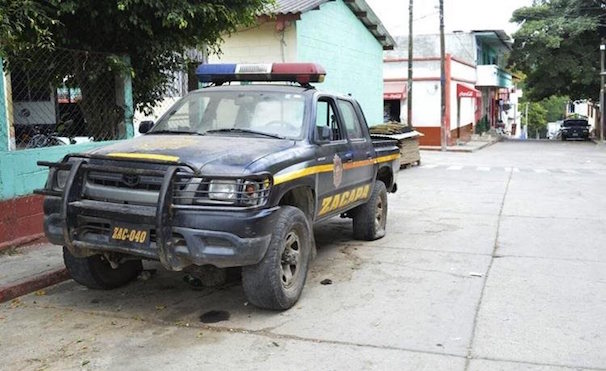 A pie y a jalón así patrullan y trasladan a reos los agentes San Diego, Zacapa