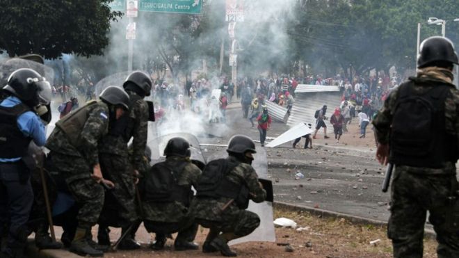 El gobierno decretó un toque de queda para intentar frenar la violencia. militares