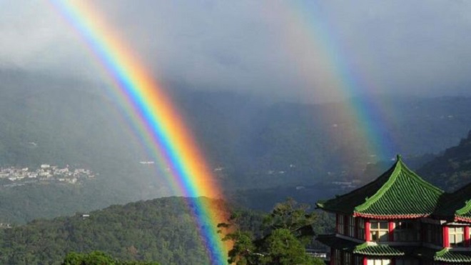 "Un regalo del cielo": así fue el arcoíris "de más duración jamás registrado" que se vio durante 9 horas