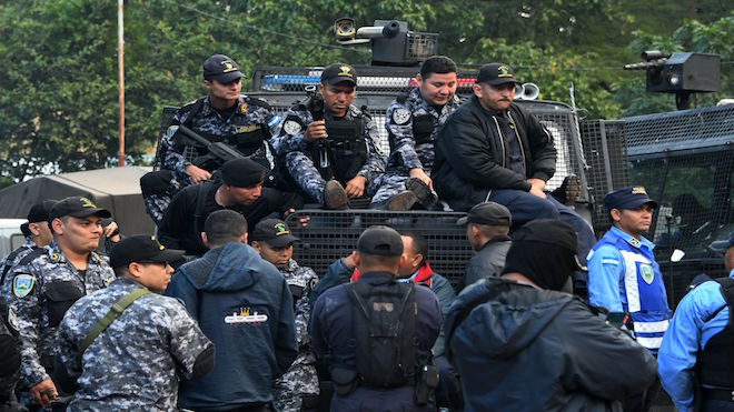 Policías hondureños acuerdan con el gobierno no reprimir a manifestantes