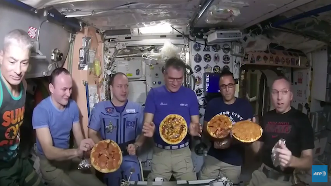 Una fiesta de pizza fuera de este mundo.