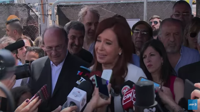 Es indagada por presunto encubrimiento de iraníes acusados por el atentado a una mutual judía que causó 85 muertos en 1994.