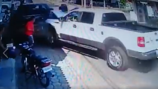 Vea el impactante choque en Escuintla que lanzó por los aires a varios peatones