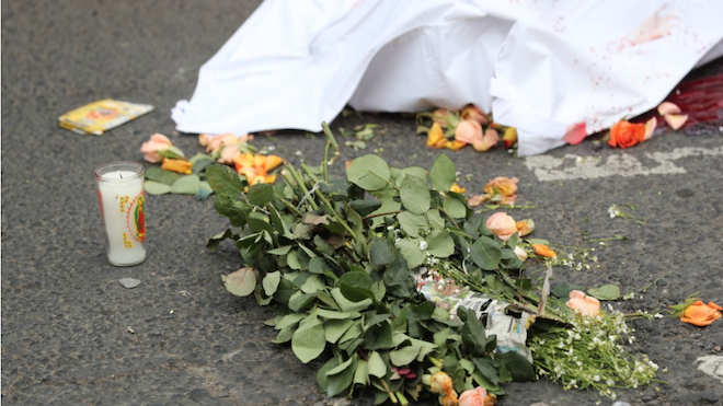 VIDEO: Fue a comprar flores para su posada y la atropelló un bus