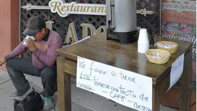 Una tacita de café gratis es la iniciativa que busca aliviar el frío en la zona 1