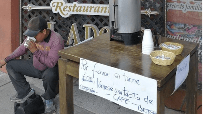 Una tacita de café gratis es la iniciativa que busca aliviar el frío en la zona 1