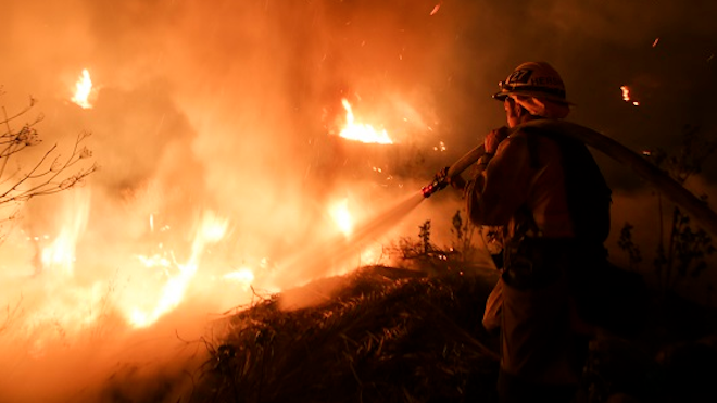 Más de 6.000 bomberos combaten feroz incendio en California