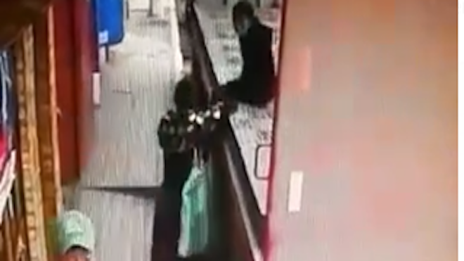 VIDEO: Vea cómo una mamá enseña a su hija a robar en Cobán