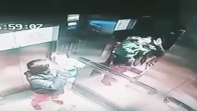 IMPACTANTE VIDEO: Niñera golpea brutalmente a un niño en un ascensor