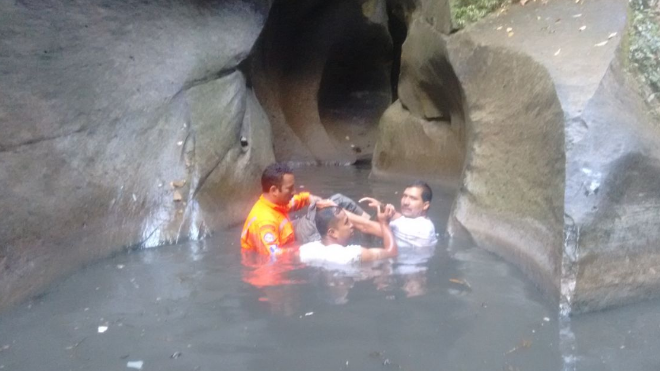 Rescatan cadáver de hombre que se suicidó desde el puente del San Cristóbal