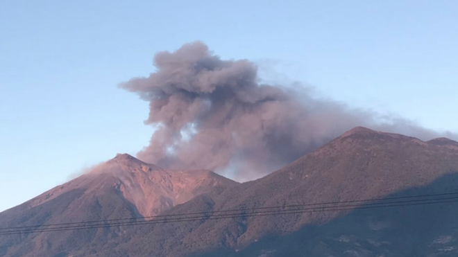 3 volcanes de Guatemala, continúan con actividad eruptiva