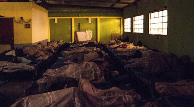 Cómo transcurre una noche fría en el albergue de la zona 3