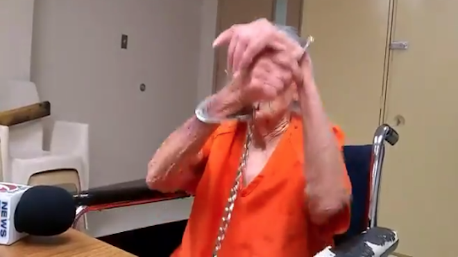 VIDEO: Indignación por agentes que esposan a abuelita por no pagar su asilo