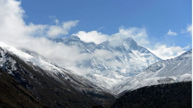 Nepal prohíbe escalar en solitario sus montañas, incluido el Everest