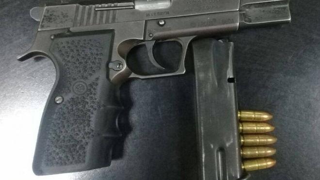 Detienen a dos hombres que peleaban en plena vía pública con pistola en mano