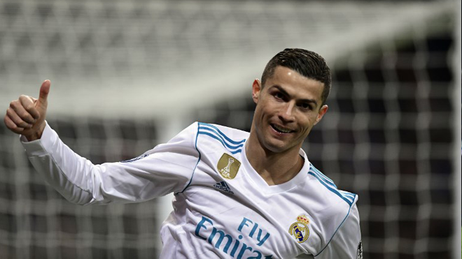 Real Madrid's Portuguese forward Cristiano Ronaldo thumbs up during the UEFA Champions League group H football match Real Madrid CF vs Borussia Dortmund at the Santiago Bernabeu stadium in Madrid on December 6, 2017. JAVIER SORIANO / AFP