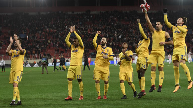 Juventus' players react after winning the UEFA Champions League group D football match Olympiacos FC versus Juventus on December 5, 2017 at Karaiskakis Stadium in Piraeus, near Athens. ARIS MESSINIS / AFP