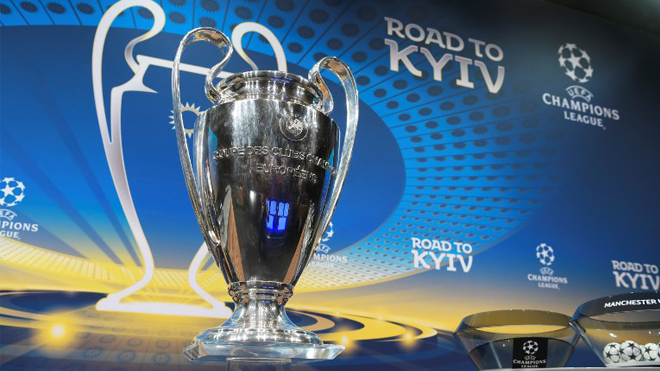 The Champions League trophy is displayed prior to the draw for the round of 16 of the UEFA Champions League football tournament at the UEFA headquarters in Nyon on December 11, 2017. Fabrice COFFRINI / AFP