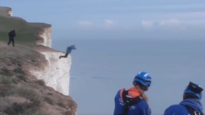 VIDEO: Saltador de base se lanza por un acantilado de 160 metros para salvar a su amigo