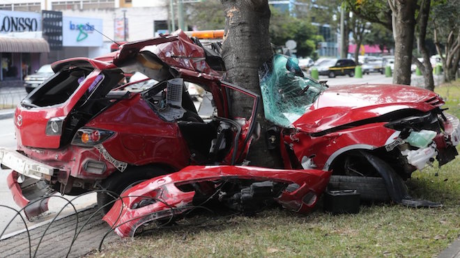Dos muertos y dos heridos deja accidente en avenida Reforma