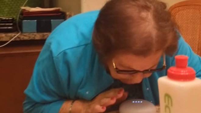 VIDEO: Una abuela aprende a usar Google Home y el resultado una tierna escena
