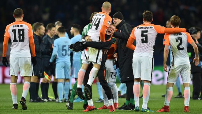 Shakhtar's players celebrate after winning the UEFA Champions League group F football match between Shakhtar Donetsk and Manchester City, on December 6, 2017, at the Metalist stadium in Kharkiv, Eastern Ukraine. Genya SAVILOV / AFP