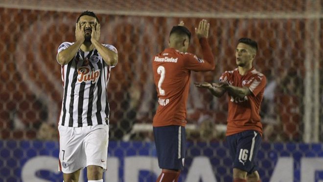 Paraguay's Libertad forward Santiago Salcedo (L) reacts after missing a chance to score against Argentina's Independiente during the Copa Sudamericana semifinal second leg football match at Libertadores de America stadium in Avellaneda, Buenos Aires on November 28, 2017. Independiente won 3-1 and qualified for the final. JUAN MABROMATA / AFP