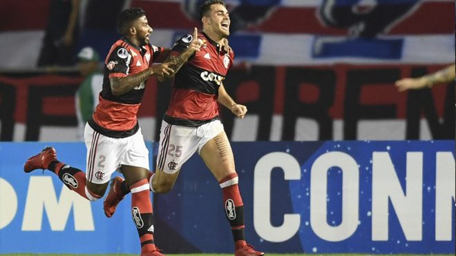 Brazilian Flamengo forward Felipe Vizeu (R) celebrates his goal against Colombian Junior during their Copa Sudamericana semifinal second leg football match at Roberto Melendez stadium in Barranquilla, Colombia, on November 30, 2017. Luis Acosta / AFP