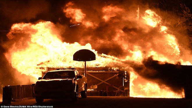 GALERÍA: Un muerto en un gigantesco incendio forestal cerca de Los Ángeles