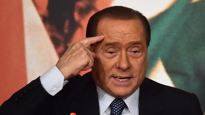 Es "normal que las mujeres estén contentas" de ser cortejadas dice exjefe de gobierno italiano